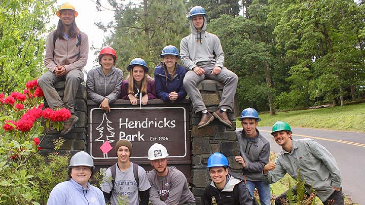 Group of students near sign for Hendricks Park in Eugene